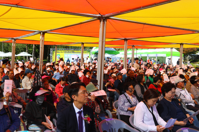 ▲박람회 현장에서 이응우 시장의 격려사를 듣고 있는 어르신들. 시민들의 관심과 참여로 행사장은 활기가 넘쳤다. 사진=김흥준 기자