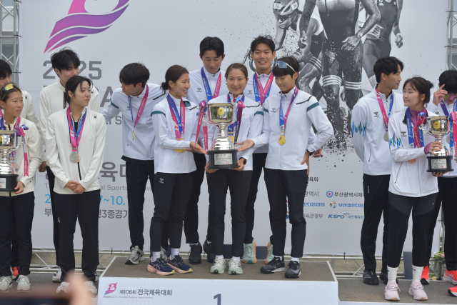 대전시 철인3종 선수들이 제106회 전국체육대회에서 종합우승을 기념하고 있다. 대전시체육회 제공