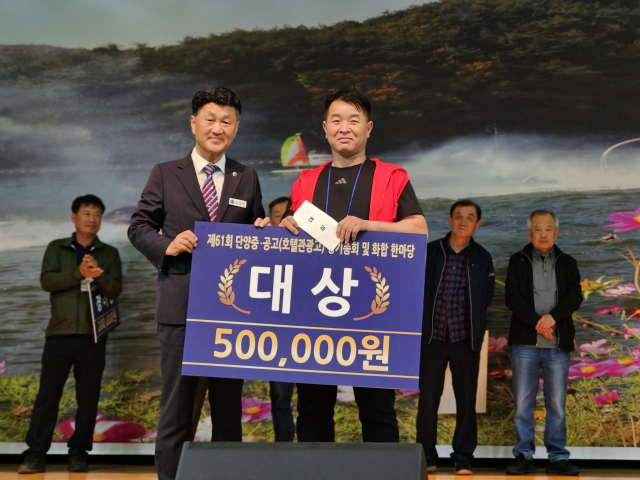 제62회 단양중·공고(호텔관광고) 정기총회 및 화합한마당가 오는 25일 단양중학교 강당에서 펼쳐진다. 사진은 지난해 기수별 노랴자랑 대상 수상자 모습. 단양=이상복 기자