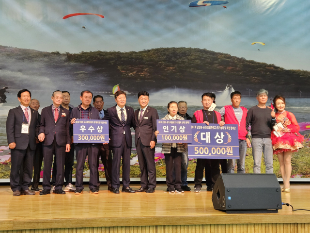 제62회 단양중·공고(호텔관광고) 정기총회 및 화합한마당가 오는 25일 단양중학교 강당에서 펼쳐진다. 사진은 지난해 기수별 노랴자랑 수상자 모습. 단양=이상복 기자