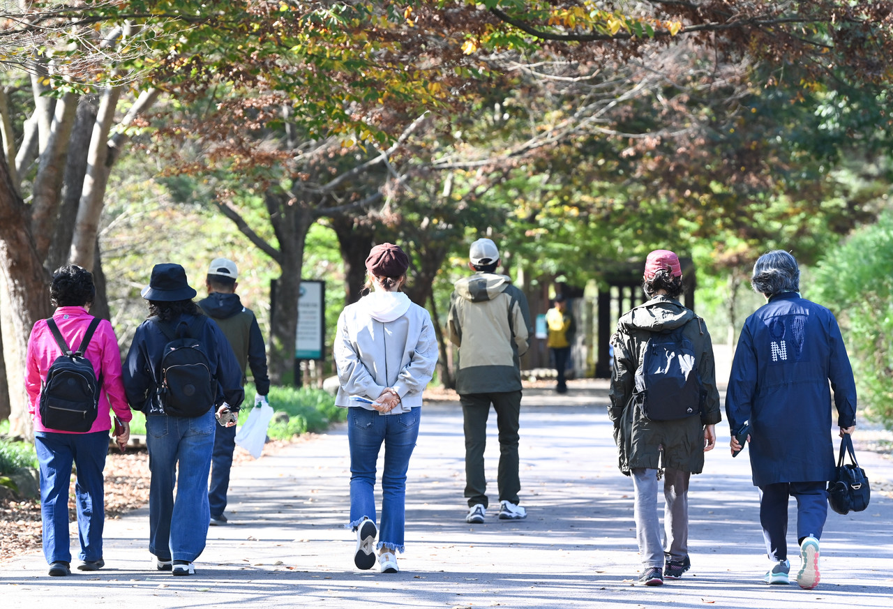 북쪽의 찬 공기 유입으로 전국 대부분 지역의 아침 기온이 떨어진 20일 대전 유성구 계룡산국립공원 수통골을 찾은 시민들이 두거운 외투를 입고 발걸음을 옮기고 있다. 김주형 기자 kjh2667_@cctoday.co.kr
