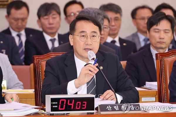 답변하는 김인호 산림청장. 연합뉴스 제공.