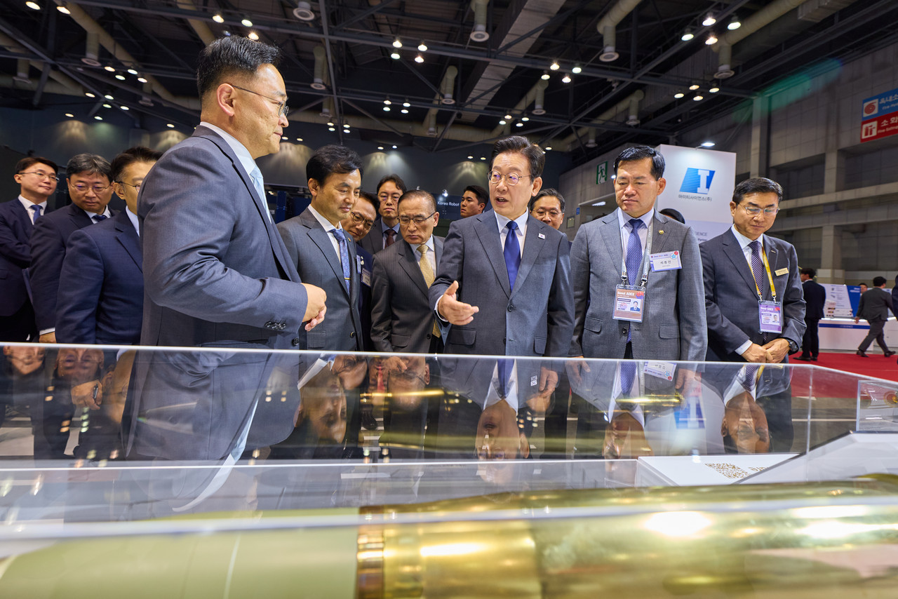 이재명 대통령이 20일 경기 고양시 킨텍스에서 열린 '서울 국제 항공우주 및 방위산업 전시회(ADEX) 2025'에서 전시물을 보고 있다. 2025.10.20 [대통령실 제공. 재판매 및 DB 금지] 사진=연합뉴스. 