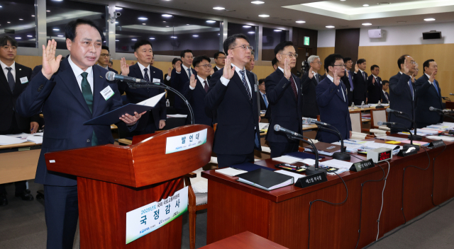 정정래 코레일 사장직무대행이 21일 대전 동구 국가철도공단 사옥에서 열린 국회 국토교통위원회 국정감사에서 증인선서를 하고 있다. 김주형 기자 kjh2667_@cctoday.co.kr