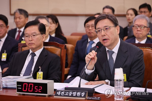 답하는 이원범 대전고등법원장. 연합뉴스 제공. 