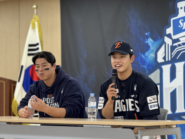 21일 플레이오프 3차전 종료 후 노시환, 문동주가 수훈선수 인터뷰에 응하고 있다. 사진=서유빈 기자