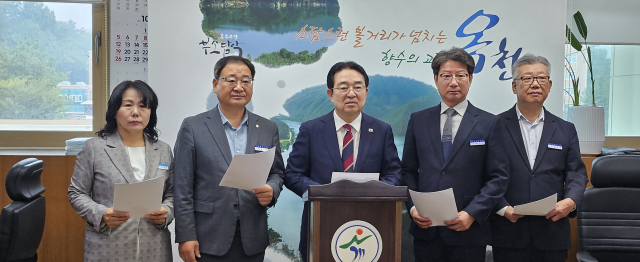 옥천군은 22일 군청 홍보실에서 기자회견을 열고 농림축산식품부 주관 농어촌 기본소득 시범사업 전국 공모에서 최종 탈락한 데 대해 깊은 유감을 표명했다.(사진/박병훈 기자)