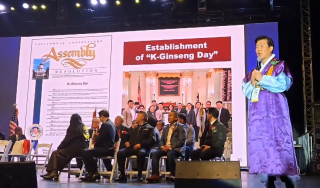 박범인 금산군수가 최근 미국 동서부 동시공략 인삼제품 유통망 구축을 위한 미국 방문에서 금산인삼을 소개하고 있다. 사진=금산군