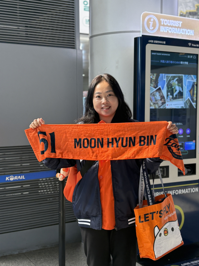 22일 ‘2025 신한 SOL뱅크 KBO 포스트시즌 플레이오프(PO)’ 4차전이 열리는 가운데 대전시민 박은주 씨(40)가 한화이글스를 응원하고 있다. 사진=김세영 기자