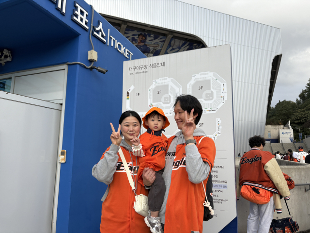 한화이글스 팬 김나래(31) 씨와 그의 남편 김강협(38) 씨가 아이와 함께 사진 포즈를 취하고 있다. 사진=김세영 기자