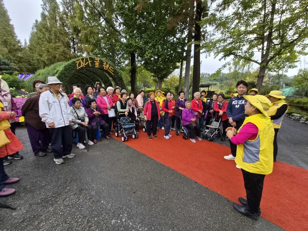 아산시 영인면 행복키움 단체는 최근 관내 취약계층 어르신들을 모시고 아름다운 피나클랜드에서 ‘꽃 나들이’ 행사를 성공적으로 개최하며 어르신들께 특별한 추억을 선사했다.