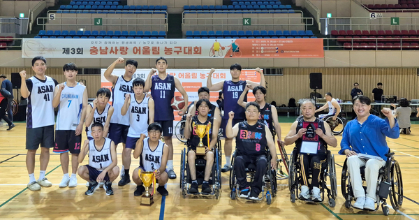 ▲ 아산휠스파워농구단과 아산 킹즈 농구팀이 최근 공주 백제체육관에서 펼쳐진 ‘제3회 충남사랑 어울림 농구대회’에서 동반 우승 후 기념사진을 촬영하고 있다.  아산시장애인복지관 제공