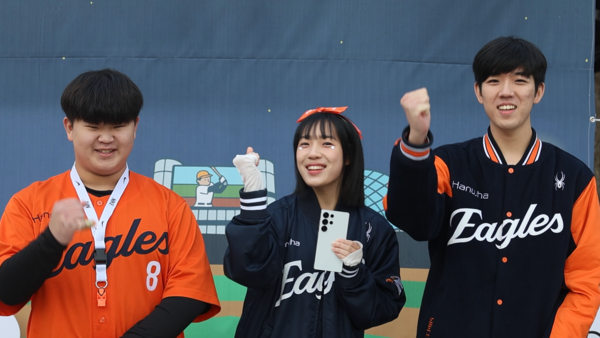 지난 21일 대전 국립중앙과학관에서 열린 한화이글스 PO3차전 경기 중계 현장에는 3명의 자원봉사자가 응원전을 이끌었다. 사진은 왼쪽부터 서영준(15·대전 가오동), 강가연(26·세종시), 송혁준(23·대전 관저동). 사진=나예원 기자 