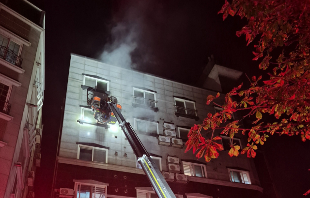 22일 오후 11시32분경 대전 유성구 궁동의 7층짜리 다세대주택 3층에서 불이 나 소방 당국이 화재 진압에 나서고 있다. 대전소방본부 제공