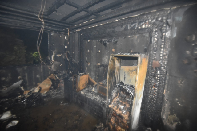 22일 오후 11시32분경 대전 유성구 궁동의 7층짜리 다세대주택 3층에서 불이 나 집안 내부가 모두 전소된 모습. 대전소방본부 제공