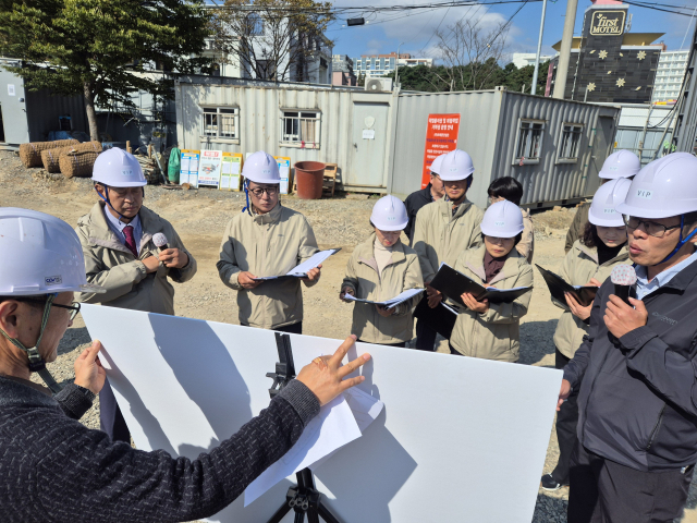 예산군의회가 군정 주요사업장 현장 점검 둘째 날인 22일 ‘덕산온천 휴양마을 조성사업 현장’을 점검하고 있다. 강명구 기자