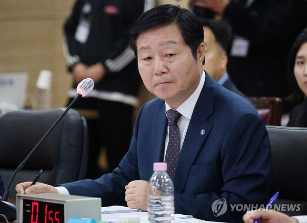 질의듣는 김정겸 충남대 총장. 연합뉴스 제공. 