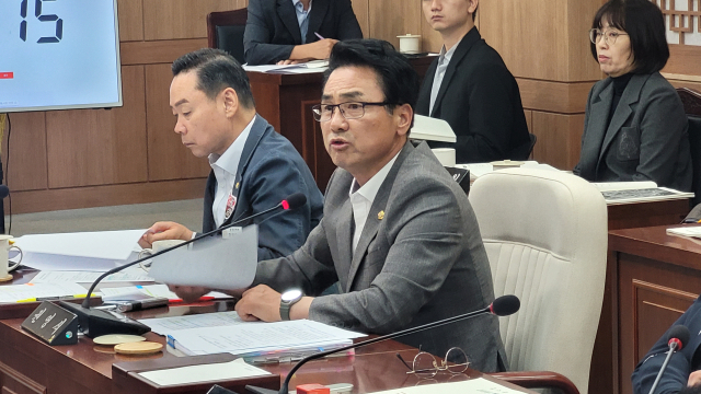 홍성군의회 권영식 의원(국민의힘)이 홍성군 공공 치매전담형 노인요양시설 확충 사업에 대해 이용록 군수에게 질문하고 있다.