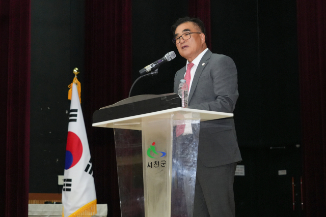 김기웅 군수가 지난 6월 개최된 금강하구 정책제안 토론회에서 해수유통 관련 내용을 발표하고 있다.사진=서천군 제공.