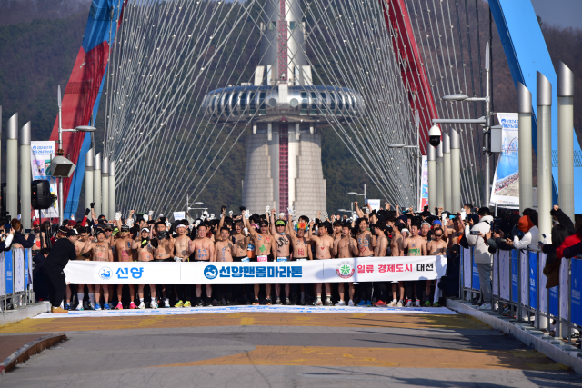 새해 첫날의 추위를 맨몸의 뜨거운 열정으로 녹이는 이색 새해맞이 축제, ‘2026 선양 맨몸마라톤’이 병오년(丙午年) 새해 첫날인 오는 1월 1일 오전 11시 11분 11초, 대전 엑스포과학공원에서 막을 올린다. 선양소주 제공