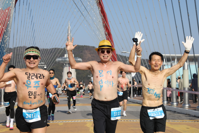 새해 첫날의 추위를 맨몸의 뜨거운 열정으로 녹이는 이색 새해맞이 축제, ‘2026 선양 맨몸마라톤’이 병오년(丙午年) 새해 첫날인 오는 1월 1일 오전 11시 11분 11초, 대전 엑스포과학공원에서 막을 올린다. 선양소주 제공