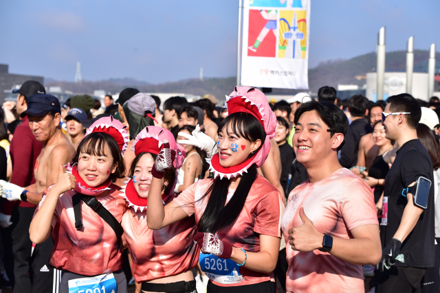 새해 첫날의 추위를 맨몸의 뜨거운 열정으로 녹이는 이색 새해맞이 축제, ‘2026 선양 맨몸마라톤’이 병오년(丙午年) 새해 첫날인 오는 1월 1일 오전 11시 11분 11초, 대전 엑스포과학공원에서 막을 올린다. 선양소주 제공