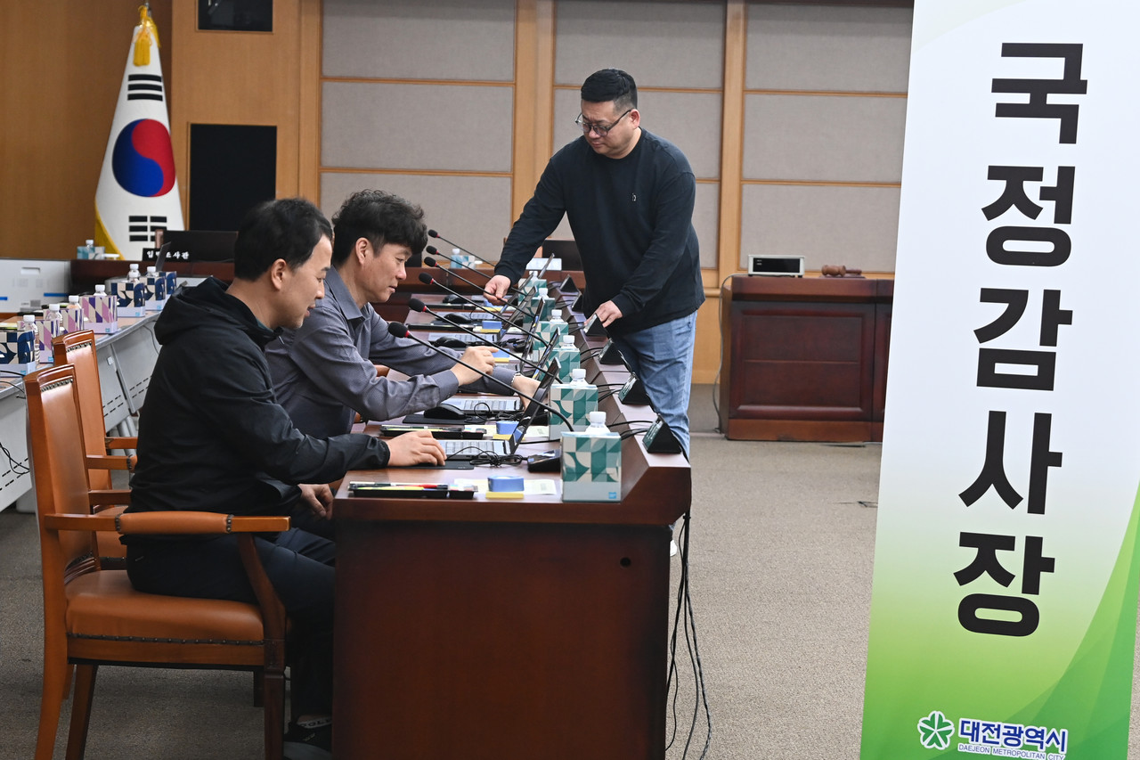 2025년도 국회 행정안전위원회의 대전시청 국정감사를 하루 앞둔 23일 대전시청 대회의실에서 관계자들이 국정감사 준비를 하며 분주한 모습을 보이고 있다. 김주형 기자 kjh2667_@cctoday.co.kr