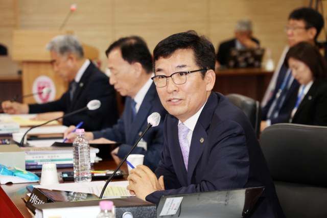 윤건영 충북도교육감이 23일 충북대학교 개신문화관에서 열린 국회 교육위원회 국정감사에서 감사위원들의 질의에 답변하고 있다. 충북도교육청 제공