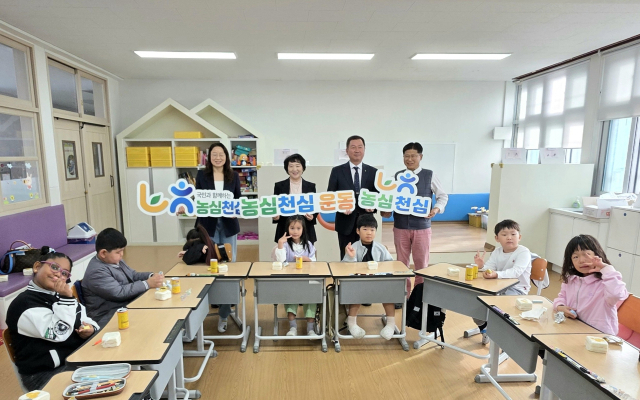 농협금산군지부와 금산교육지원청은 24일 추부초등학교를 찾아 학생들에게 책 읽어주기 활동과 쌀 소비촉진 캠페인을 펼쳤다. 사진=농협금산군지부