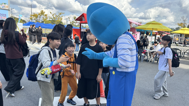 청주시 청원구 주중동 충북교육문화원 일원에서 열린 충북교육박람회에 참가한 아이들이 박람회 마스코트와 즐거운 추억을 쌓고 있다. 충북도교육청 제공