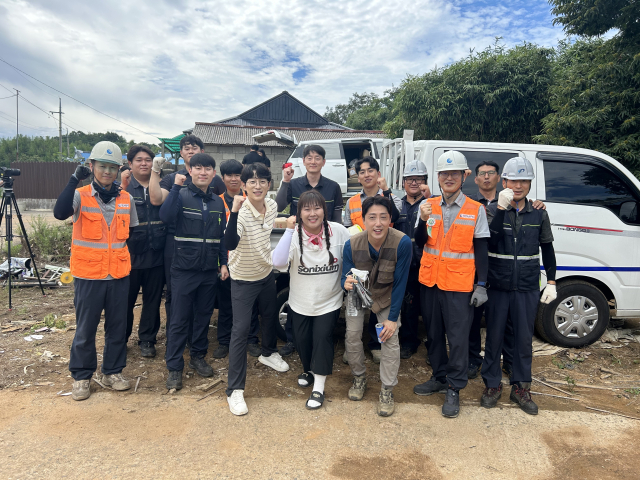 에너지 취약계층을 대상으로 전기보수 봉사활동을 마치고 KBS1 일꾼의 탄생 출연자들과 기념촬영을 하고 있는 모습.사진=신서천건설본부 제공.