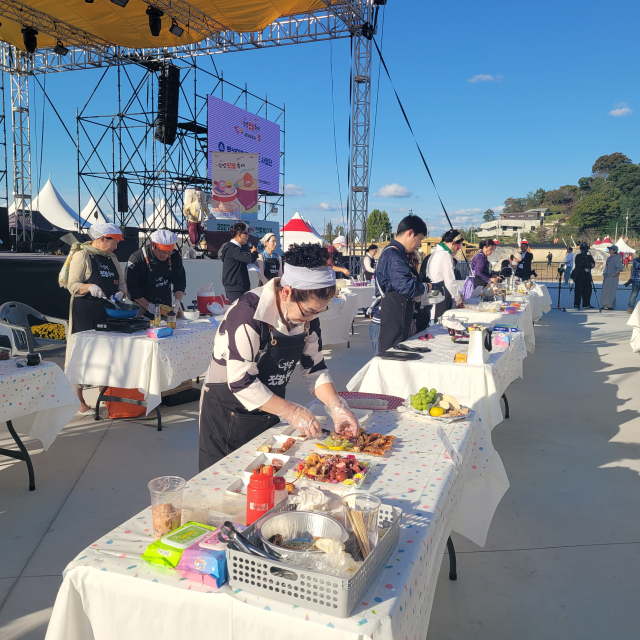 ▲강경젓갈을 활용한 김치 레시피를 시연하며 참가자들에게 조리법을 보여주는 모습. 사진=김흥준 기자