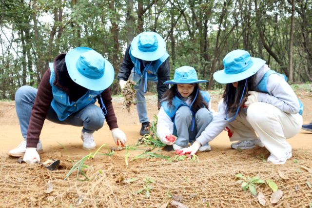 현대제철 해피프리즘 가족봉사단은 지난 25일 송악읍 팔아산 송암공원 일원에서 지역 환경 개선을 위한 쉼터 가꾸기에 나섰다. 사진=현대제철 제공