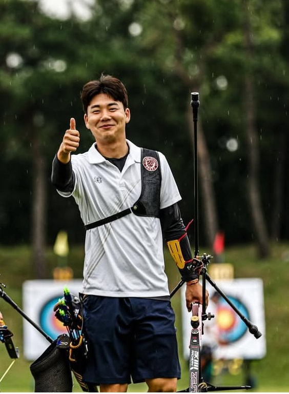 옥천이 낳은 양궁 유망주 이효범(24·경희대) 선수가 전국체전에서 금메달을 따내며 양궁 명문 옥천의 자존심을 다시 한번 빛냈다.(사진/독자 제공)