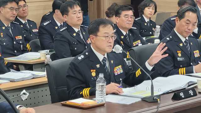 임정주 충남경찰청장이 의원들의 질문에 답변하고 있다.