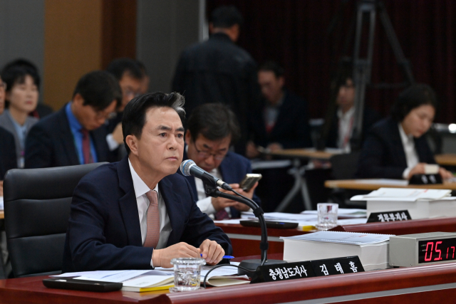 김태흠 충남지사는 27일 충남도청 대회의실에서 열린 ‘2025 국회 행정안전위원회 국정감사’에서 답변하고 있다. 충남도 제공