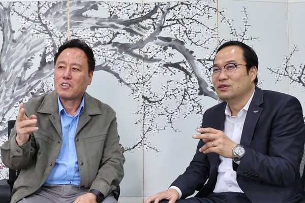 ▲ 김순규(오른쪽) 대표이사와 여명구 충청투데이 대표가 펀펀한 인터뷰를 진행하고 있다.   사진=김진로 기자