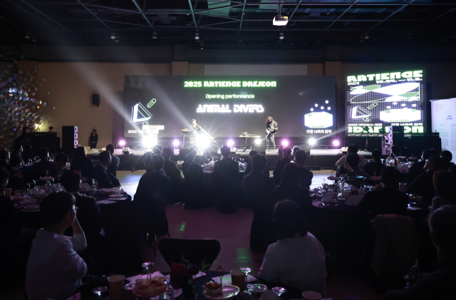 지난 24일 국립중앙과학관 미래기술관에서 진행된 아티언스 대전 ‘지평 너머의 감각’ 개막행사. 사진 대전문화재단 제공