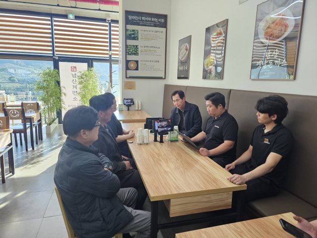 활옥동굴 폐쇄 논란과 관련해 시민·상인들이 ‘정당한 영업권 보장’을 요구하며 성명서 발표 전 회의를 진행하고 있는 모습.사진=충주시