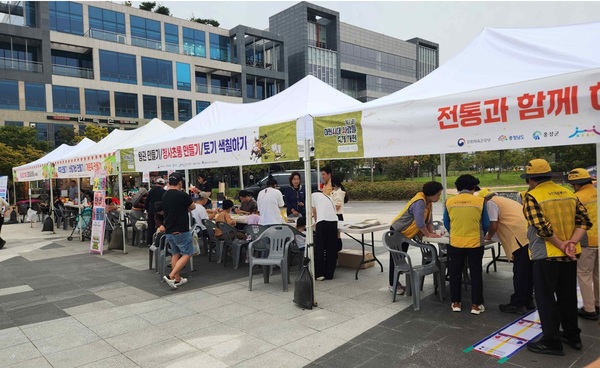 충남 홍성군 홍북읍 내포 시민광장에서는 지난 2일 ‘선택리의 비밀’을 주제로 축제가 열렸다.