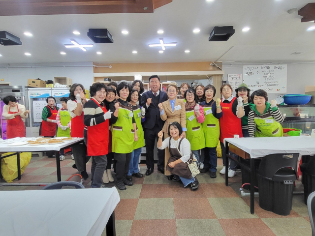 청주시여성단체협의회원들이 29일 ‘사랑나눔 바자회’를 마친 후 기념촬영을 하고 있다. 청주시여성단체협의회 제공