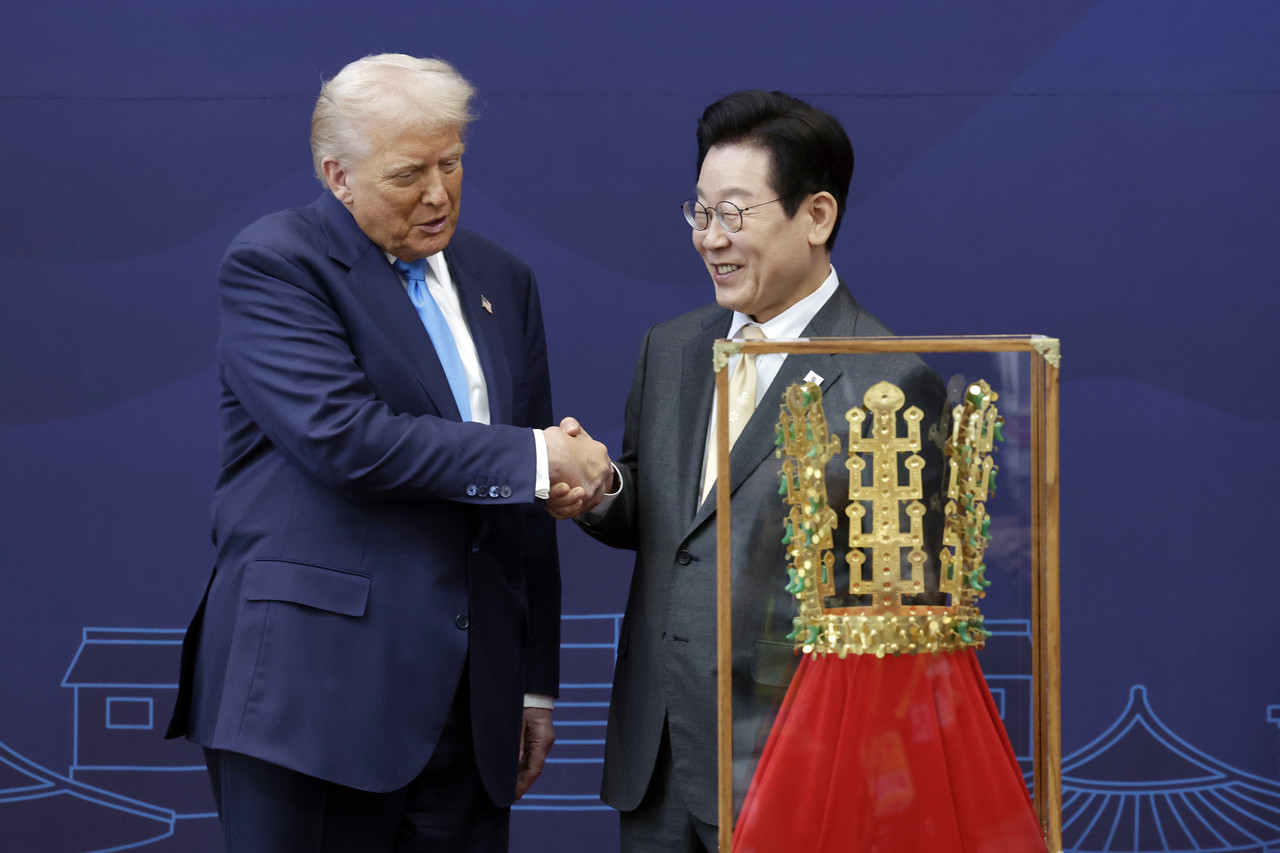 이재명 대통령이 29일 경북 경주박물관에서 도널드 트럼프 미국 대통령에게 '천마총 금관 모형'을 선물한 뒤 악수하고 있다. 2025.10.29 [대통령실통신사진기자단] 사진=연합뉴스. 