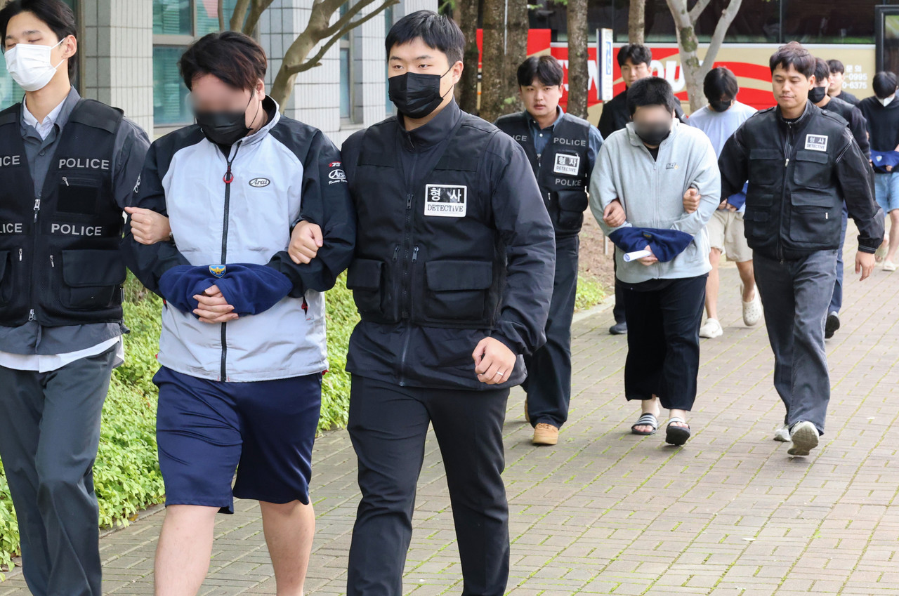 지난 20일 오후 충남경찰청에서 사기 혐의로 수사받는 캄보디아 송환 피의자들이 충남 홍성 대전지법 홍성지원에서 구속 전 피의자심문(영장실질심사)을 받기 위해 법원에 들어서고 있다. 이날 홍성지원에서는 충남경찰청에서 사기 혐의로 수사받는 캄보디아 송환자 45명의 영장실질심사가 열리고 있다. 2025.10.20 사진=연합뉴스. 