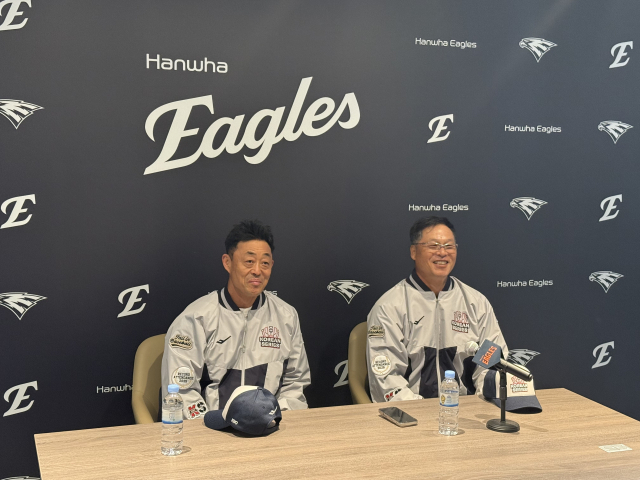 29일 한국시리즈 3차전 시구·시포자로 나선 구대성·조경택 코치가 인터뷰에 응하고 있다. 사진=서유빈 기자.