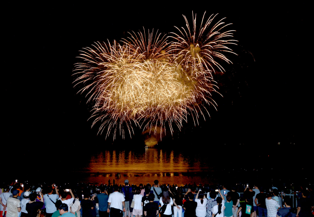 머드축제 당시 대천해수욕장에서의 불꽃 판타지 모습. 보령시 제공