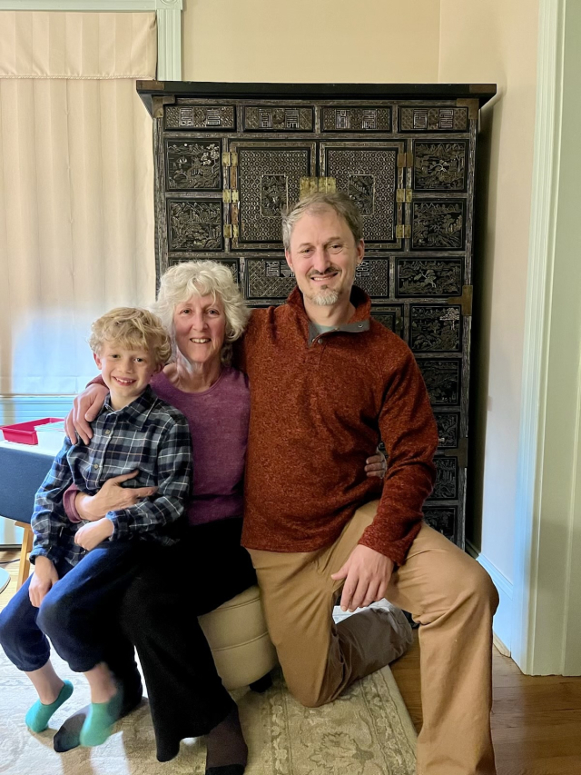 나전산수무늬삼층장과 다이앤 가족들. 사진 배재대 제공