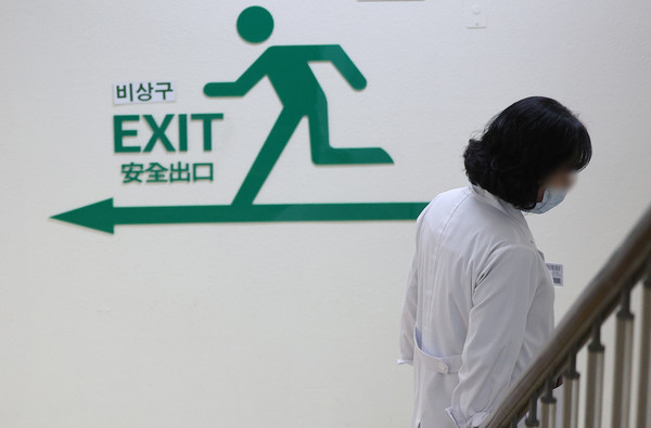 정부가 업무개시명령을 위반한 채 의료 현장에 복귀하지 않은 전공의를 대상으로 다음 주부터 면허 정지 처분에 들어간다고 밝힌 21일 대구 한 대학병원에서 의료관계자가 이동하고 있다. 사진=연합뉴스 제공