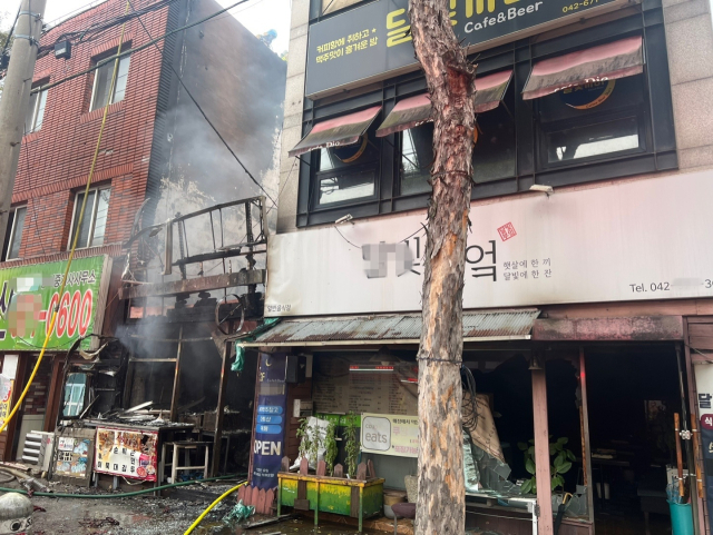 30일 오후 3시44분경 대전 대덕구 덕암동의 한 음식점에서 화재가 발생한 모습. 대전소방본부 제공