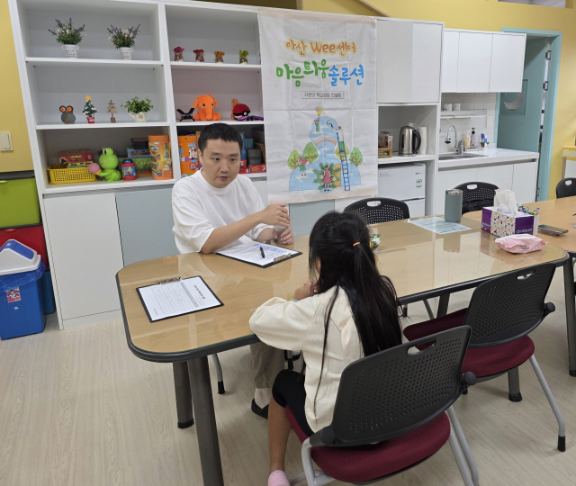 학생 개별면담을 진행하고 있는 열린성애병원 이효철 원장.