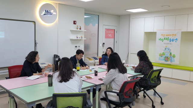 교사들에게 집단자문을 제공하고  있는 건양대학교병원 임우영 교수.